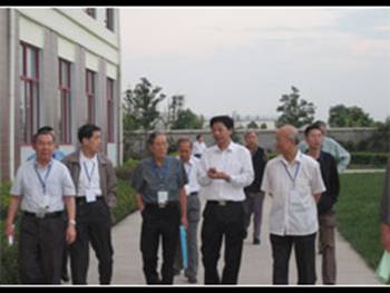 中國科學(xué)院和中國工程院院士周?chē)蔚葋?lái)公司視察(圖1)