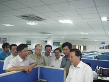 代市長(cháng)朱克江一行蒞臨我司調研(圖1)
